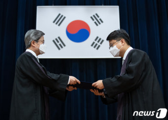 김명수 대법원장 '신임 법관에게 임명장 수여'