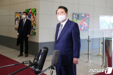 질문에 답변하는 윤석열 대통령