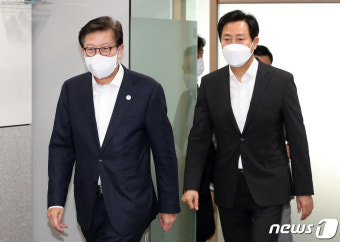 함께 입장하는 오세훈·박형준