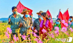 농장으로 가는 길에도 선전 활동…북한 알곡 생산 목표 점령