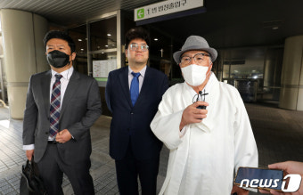 재판 마치고 입장 밝히는 서울의소리 백은종 대표