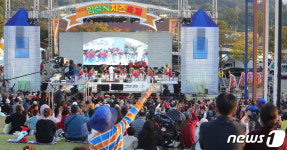 임실N치즈축제 현장의 흥겨운 분위기
