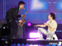 맥스, 폭발적인 공연