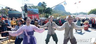 [포토]진안홍삼축제 개막…몽금척 퍼레이드로 출발
