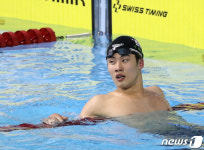 전광판 확인하는 황선우