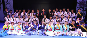 박보균 장관 한국문화축제 공연단과 함께
