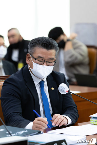 [국감] 메모하는 유병호 사무총장