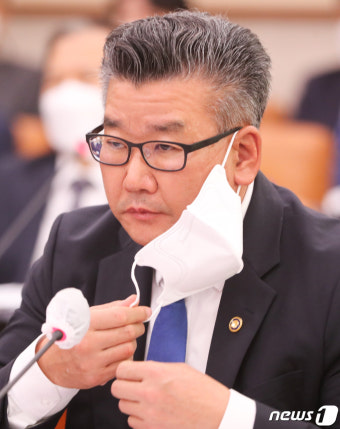 [국감]발언 위해 마스크 벗는 유병호 감사원 사무총장