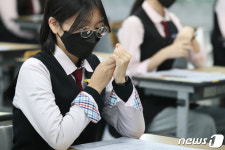 시린 손 어루만지는 고3 수험생
