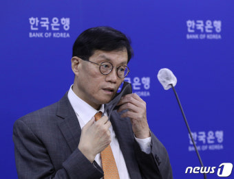 마스크 벗는 이창용 한은 총재