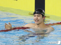 전광판 확인하는 황선우