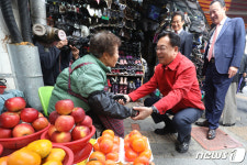 대구 서문시장 찾은 정진석 국민의힘 비대위원장