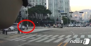 무단횡단 킥보드, 승합차 충돌…중학생 셋 윷가락처럼 날았다 [영상]