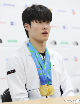 최우수 선수 선정 소감 밝히는 황선우