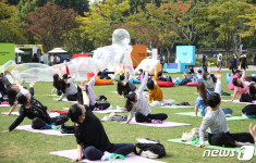 서울광장에서 힐링 요가