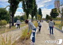 엘랑코코리아, 한강공원서 줍깅…사람·동물·환경 위한 봉사