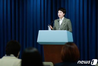'카톡 마비사태' 대통령 지시사항 전달하는 김은혜 수석