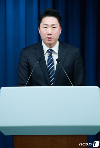 브리핑하는 이재명 부대변인