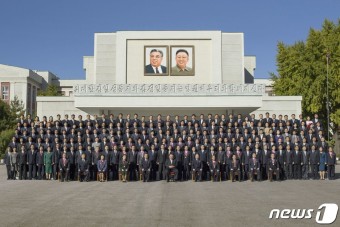 북한 김정은, 당 중앙간부학교 교직원들과 기념사진