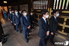 日의원 90여명 단체로 야스쿠니 참배…기시다는 공물만 봉납