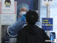 검체검진하는 의료진