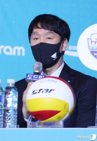 포부 밝히는 우리카드 신영철 감독