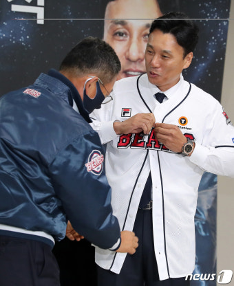 두산 유니폼 입는 이승엽 신임 감독