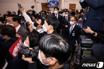 [국감] 아수라장 속 증인 선서문 들고 온 이원석 검찰총장