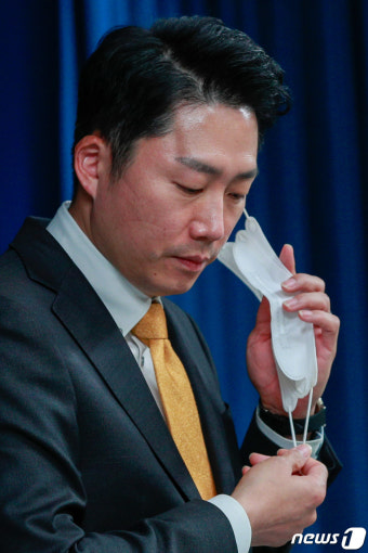 마스크 벗는 이재명 부대변인