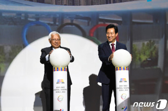 축하 세레머니하는 오세훈 시장과 로빈 미첼 ANOC 회장