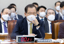 [국감] 잠시 생각에 잠긴 조승환 장관