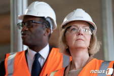 건설 현장 방문한 英 트러스 총리