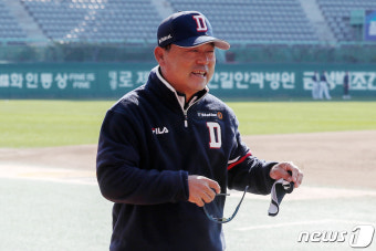 밝은 표정으로 경기 준비하는 이정훈 두산 2군 감독