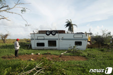 집채 만한 트레일러도 뒤집어버린 허리케인 로슬린