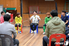 강기정 시장, 광주 유일 초등 여자축구부 찾아 정책소풍 간담회