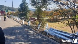 호남고속도로 서순천IC 부근 컨테이너 화물차 도로 이탈