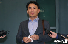 취재진 질문에 답하는 김진태 강원도지사