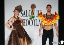 초콜릿 의상 입고 런웨이를…파리 살롱 뒤 쇼콜라