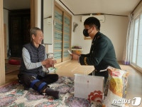 육군12사단 이준일 하사, 박봉 쪼개 만든 300만원 참전유공자에 전달