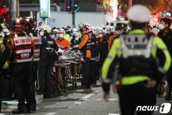 의료진과 소방대원들로 분주한 이태원 압사 사고 현장