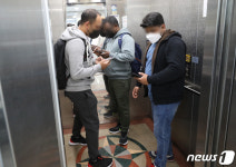 실종자 접수 위해 한남동주민센터 찾은 외국인들