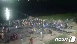 인도서 다리 붕괴로 최소 32명 숨져…500여명 강으로 추락(상보)