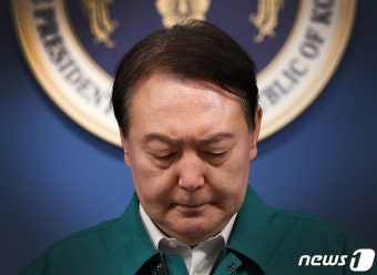 [뉴스1 PICK]尹대통령, 김건희 여사와 ‘이태원 참사’ 합동분향소 조문 '침통'
