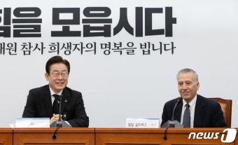 밝은 표정으로 대화하는 이재명·필립 골드버그
