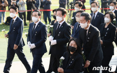 국화 든 더불어민주당