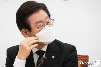 최고위원 발언 듣는 이재명 민주당 대표
