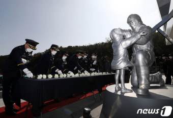순직 소방공무원 추모 조형물 제막...헌화하는 소방관들