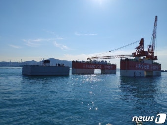 부산항 신항 피더부두 안벽 케이슨 설치 시작…내년 7월 완료