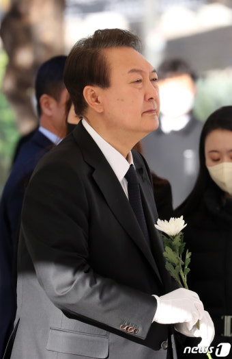 尹 대통령, 이태원 사고 사망자 합동분향소 조문