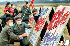 당 결정 관철 독려하는 北선전물… 대중을 혁신창조로